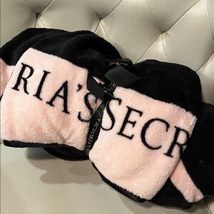 New Victoria's Secret Black and Pink Plush Throw Blanket VS Collector Edition